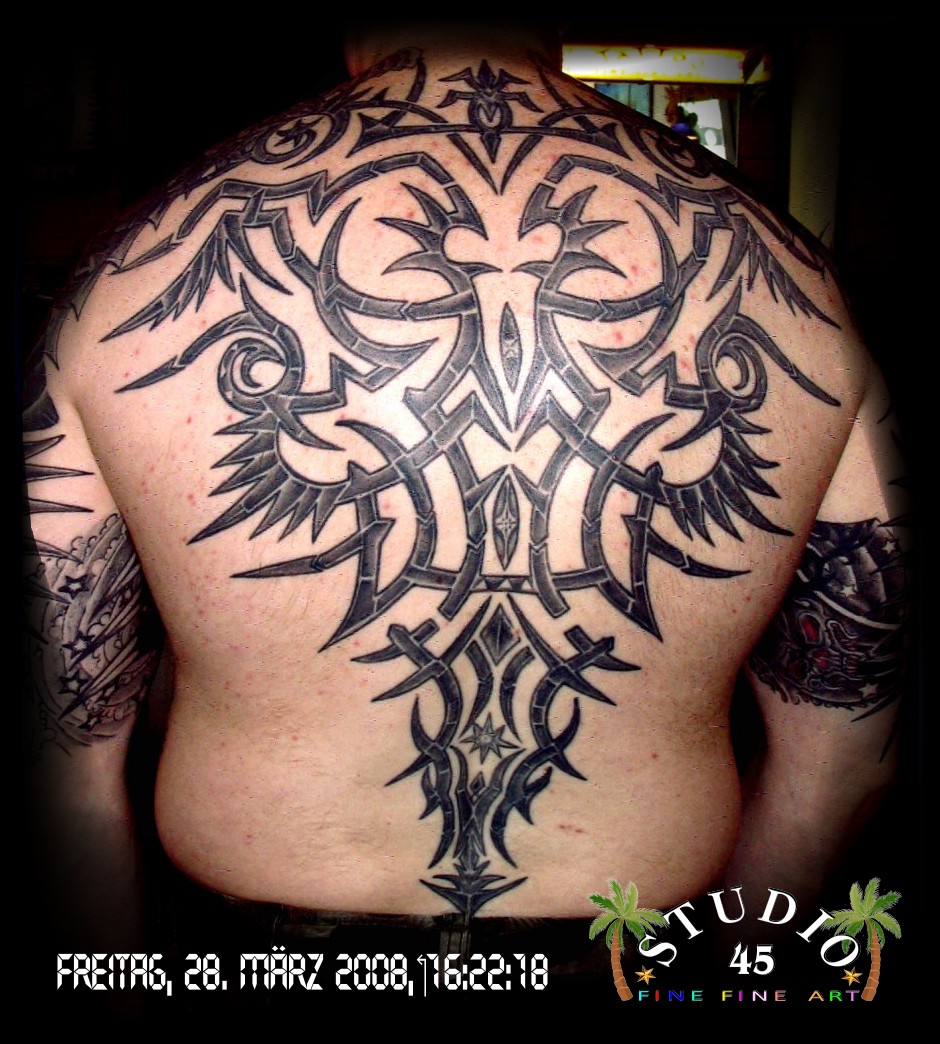 Rücken Tribal Art schattierter Style Tattoo Recklinghausen STUDIO 45
